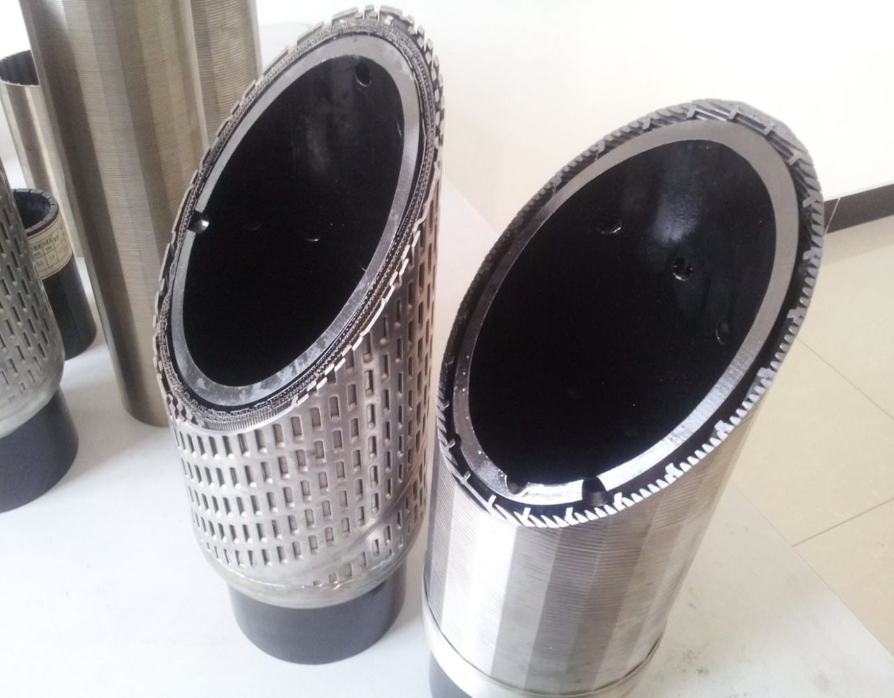 What is the difference between casing pipe and well screen pipe